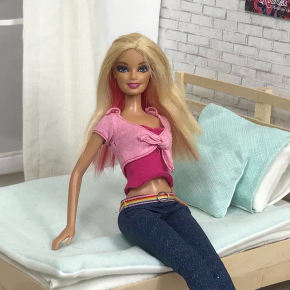 Barbie doll with blond and pink hair - Picture 1 of 4